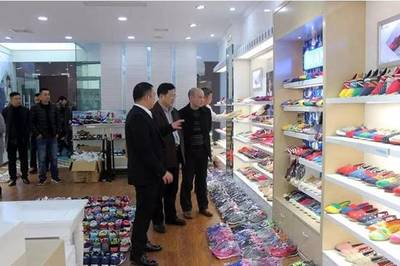 新百倫領(lǐng)跑丨說事:石城縣委書記鮑峰庭一行蒞臨藍(lán)魚鞋業(yè)考察指導(dǎo)